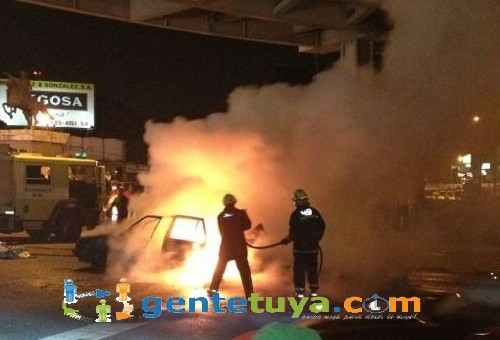Carro se incendia en avenida de Santo Domingo