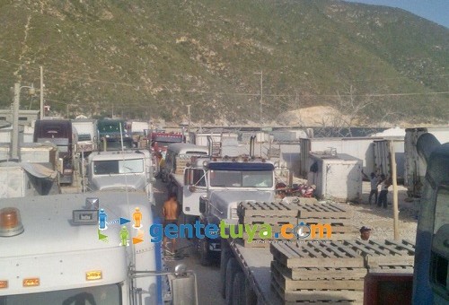 Comerciantes de Jimaní bloquean con camiones el paso hacia Haití
