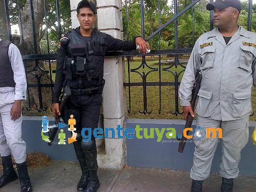 PoliciasMonumento2Ago21