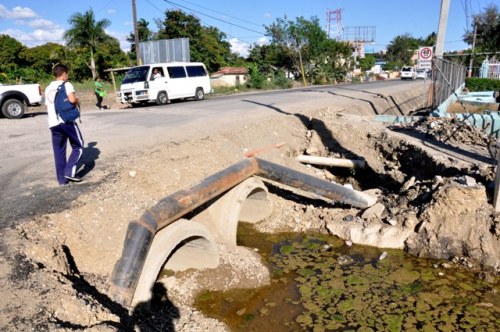 FOTOS; Moradores de Licey Dicen Av. Circunvalación Norte de Santiago se Inauguró Inconclusa La comunidad Limonal Arriba, en el municipio de Licey al Medio, demandó del Ministerio de Obras Públicas una real terminación de los trabajos de la avenida Circunvalación Norte, ya que según los habitantes de esa zona, la vía que fue inaugurada el pasado lunes por el presidente Danilo Medina, está inconclusa. 25 / 2 / 2014. HOY, Nelson Alvarez.