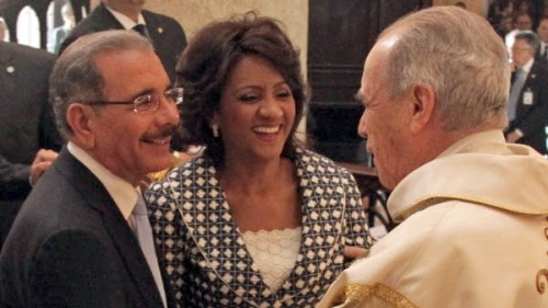 El presidente Danilo Medina exhortó a los dominicanos a vivir la Semana Santa en el seno del hogar, en un ambiente tranquilo que permita dedicar tiempo a una sana reflexión, a compartir con la familia y evitar los excesos. Fuente E. 16/04/2014